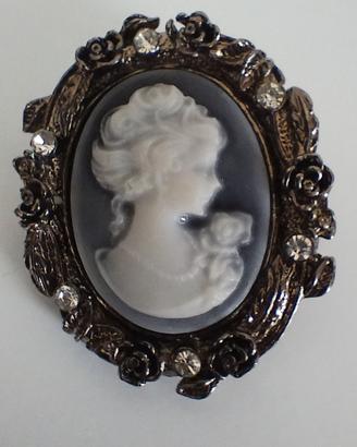 Elegante  spilla in stile cammeo  vintage 