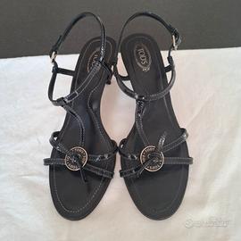 Sandali Tod's in pelle effetto vernice nera
