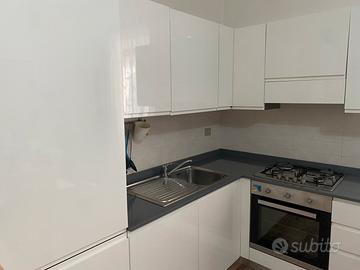 Cucina moderna bianca lucida