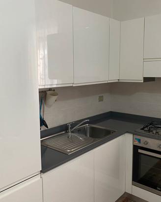 Cucina moderna bianca lucida