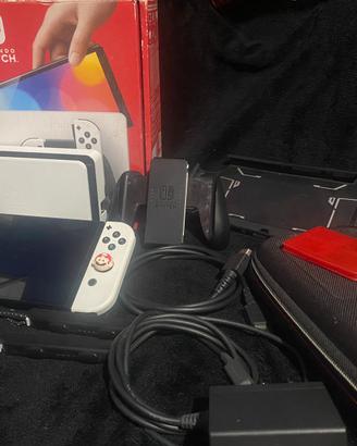 Nintendo Switch Oled completa di accessori