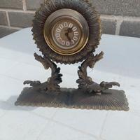 Orologio antico di ottone particolare