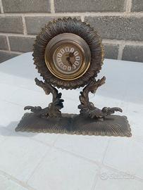 Orologio antico di ottone particolare