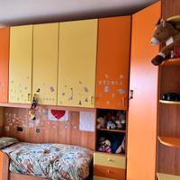 Cameretta per bambini con 2 letti e un armadio a p