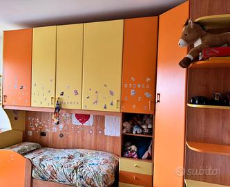 Cameretta per bambini con 2 letti e un armadio a p