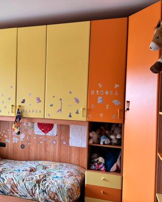Cameretta per bambini con 2 letti e un armadio a p