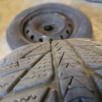 i pneumatici completi di cerchi