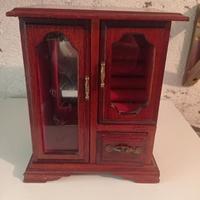 PORTAGIOIE A FORMA DI ARMADIO.