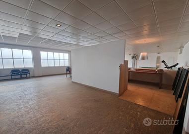 Padova est - magazzino/showroom con uffici