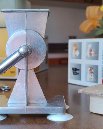 Grattugia, macinino a manovella vintage