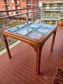 Tavolo in legno massello e piano in vetro