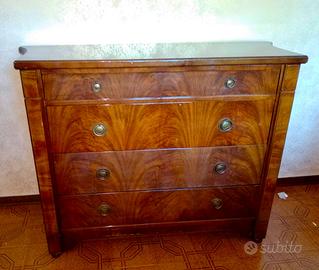 Como e comodini in legno antico