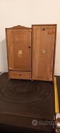 Armadio per Bambole Vintage in Legno con Lettino