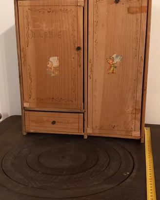 Armadio per Bambole Vintage in Legno con Lettino