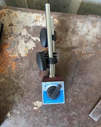 Comparatore centesimale e supporto magnetico