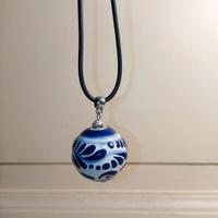 Collana in caucciú con ciondolo dipinto a mano