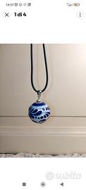 Collana in caucciú con ciondolo dipinto a mano