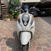 Motorino vespa sym mio 100 con paravento