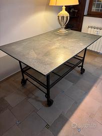 Tavolo industriale con ruote e piano in metallo