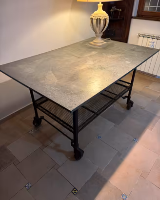 Tavolo industriale con ruote e piano in metallo