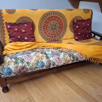 divano con struttura in legno massello