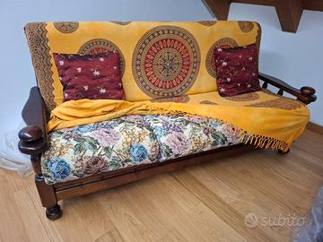 divano con struttura in legno massello