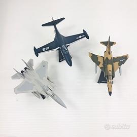 Lotto di 3 modellini aerei militari con base