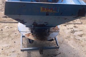 Spandiconcime Sama 300