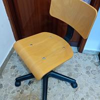 sgabello in legno girevole con ruote e schienale 