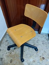 sgabello in legno girevole con ruote e schienale 