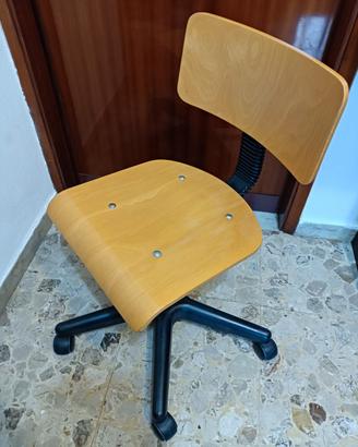 sgabello in legno girevole con ruote e schienale 