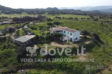 Villa di 300 m² con 4 locali e posto auto a Olbia