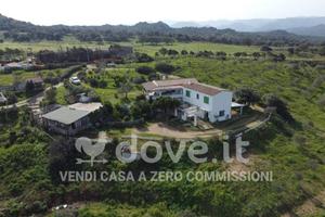 Villa di 300 m² con 4 locali e posto auto a Olbia