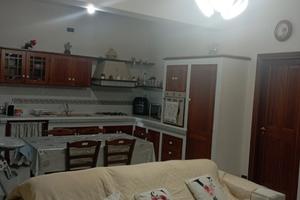 Appartamento secondo piano con cucina in muratura