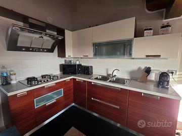 Originale scavolini in legno con piano in quarzo 