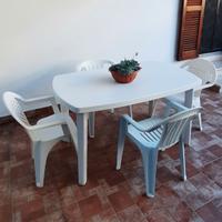 Tavolo con 4 sedie da giardino