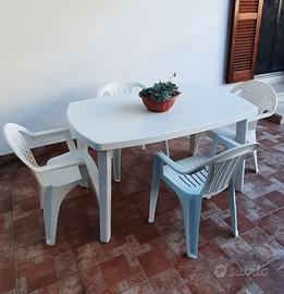 Tavolo con 4 sedie da giardino