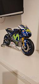 Moto Yamaha M1 Valentino Rossi scala 1:4 - Edizion