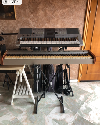 Pianoforte più tastiera più supporto