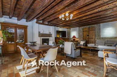 Palazzo / Stabile di 915 m² con più di 5 locali a 