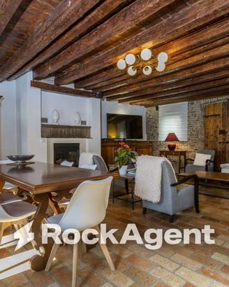 Palazzo / Stabile di 915 m² con più di 5 locali a 