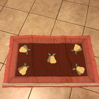 Tappetino scozzese rosso imbottito con retro antis