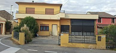ARQUA' POL., CASA LIBERA SU 3 LATI CON CORTILE