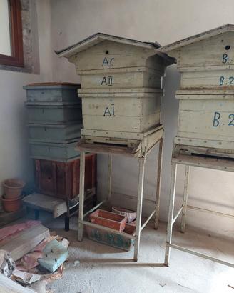 Lotto di 3 arnie storiche in legno e smielatore