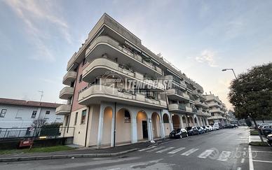 BILOCALE LUMINOSO CON BOX E CANTINA