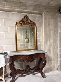 Console antica con soecchio e marmo