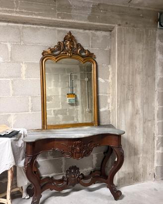 Console antica con soecchio e marmo