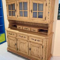 credenza decorata a mano