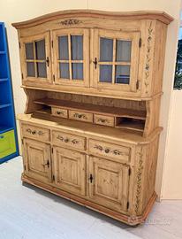 credenza decorata a mano