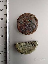 Numismatica due monete (1 e mezza) romane antiche.